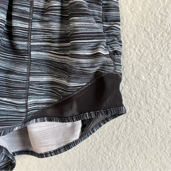 Lululemon Hotty Hot Short II 2.5" Women’s 4 Gray Black Striped - Picture 7 of 11